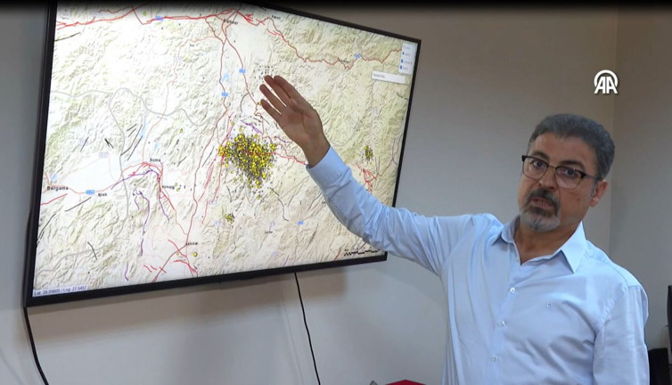 Ünlü uzman deprem fırtınası yaşanacak 2 ilimizi açıkladı. Balıkesir'de 10 günde 4 bin deprem oldu