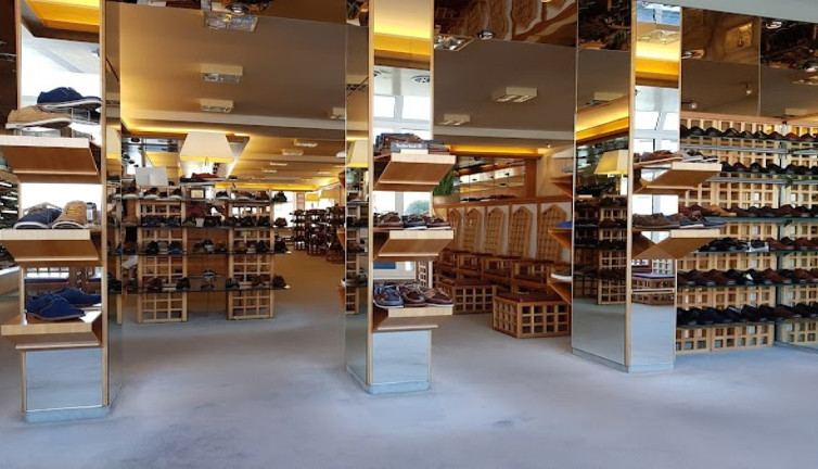 Ayakkabı kralı halef bulamadı asırlık mağazası kapanıyor. 2. Dünya Savaşı'nda bombalanmıştı