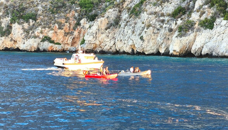 Muğla’da deniz faciası! Kayalıklar hayat kurtardı