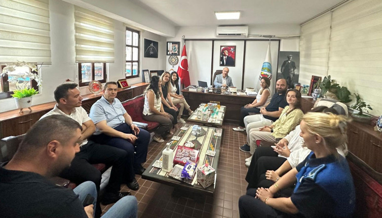 Osmaneli Belediye Başkanı Torun'u personeli doğum gününde yalnız bırakmadı