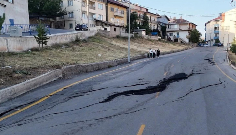 Erzurum’da zemin kaydı! Apartmanlar tahliye edildi