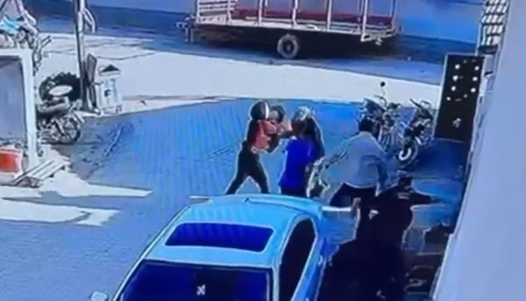 Konya’da saç saça baş başa kavga! Komşular ayırmakta güçlük çekti