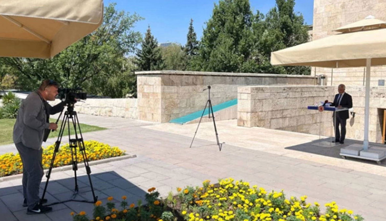 O vekilin basın toplantısını bir kişi izledi