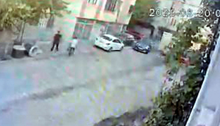 İstanbul'da kamyona yol verirken kaza yaptı, hızla kaçtı!