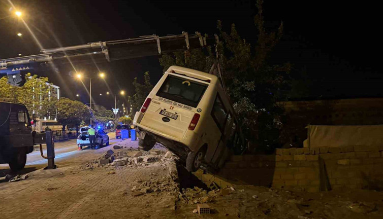 Iğdır’da yolcu minibüsü bahçe duvarında asılı kaldı! Mahalleli alarma geçti