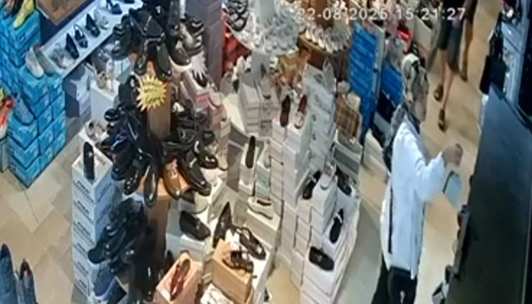 Sultangazi’de soğukkanlı hırsız! Sakin adımlarla çıktı