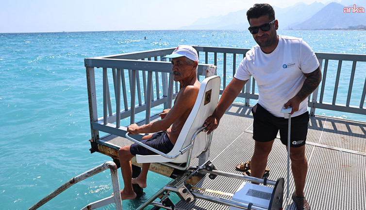 Antalya'da "engelsiz plaj" on binlerce vatandaşın tercihi oldu