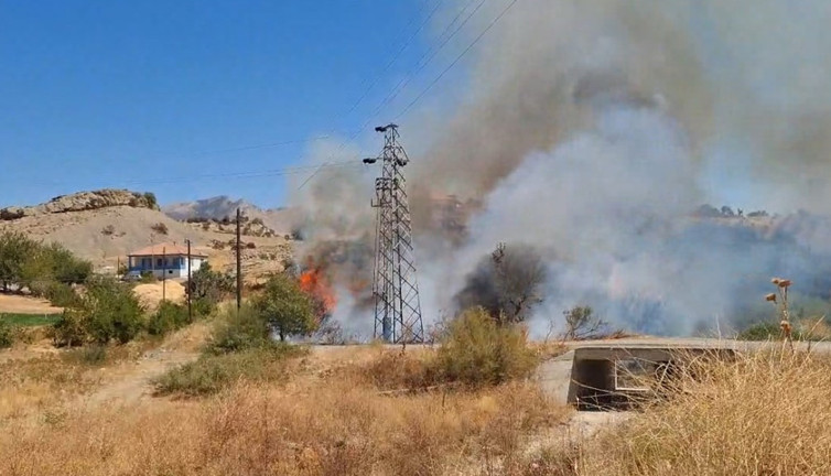 Elektrik direği patladı! Yangın çıktı! Köyüler söndürmek için seferber oldu