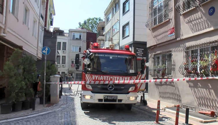 Beşiktaş’ta üçüncü katta yangın paniği