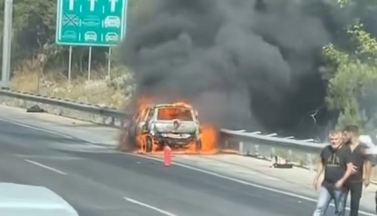 TAG Otoyolunda araç yandı: Alevler ormana sıçradı