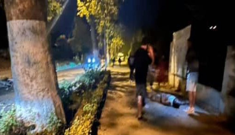 Motosikletiyle ağaca çarptı