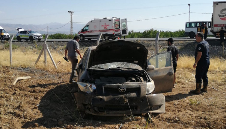 Aile yolculuğu kazayla son buldu! Emniyet Müdür Yardımcısının aracı takla attı