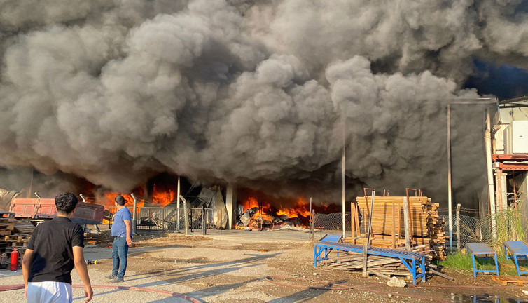 Serik'te iki fabrika birden yandı!