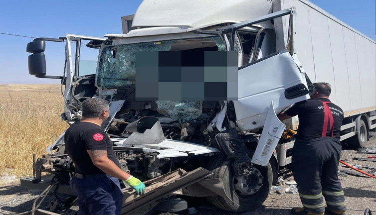 Silvan’da TIR faciası! Şoför araçta sıkıştı
