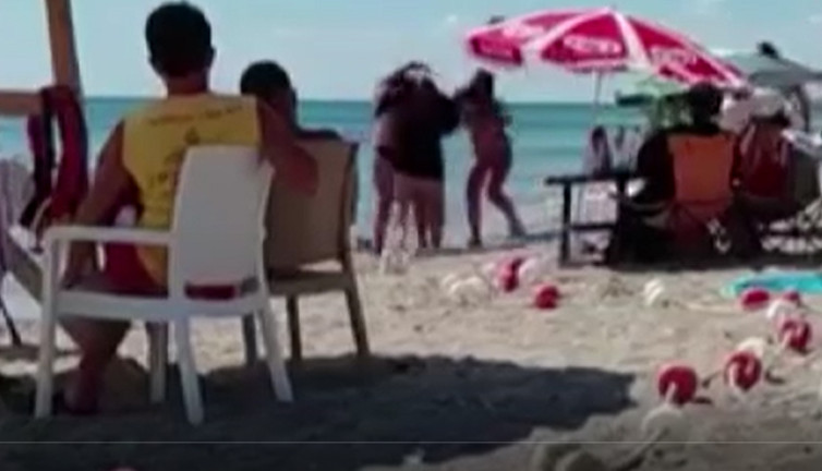 Büyükçekmece'de plajda kadınların duman kavgası! Kolunu Isırdı!