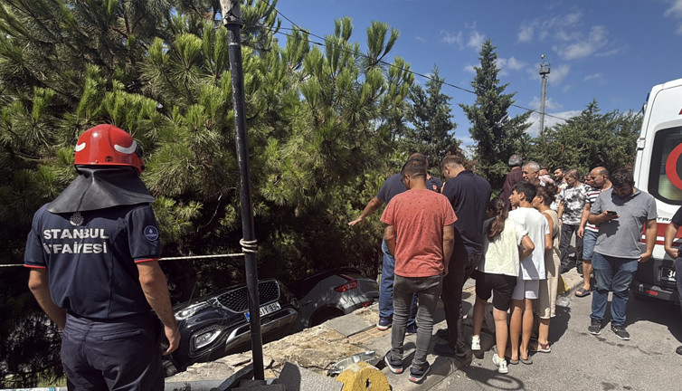 İstanbul göbeğinde yaşandı! Fren yerine gaza bastı: Kadın sürücü ağaçlık alana uçtu