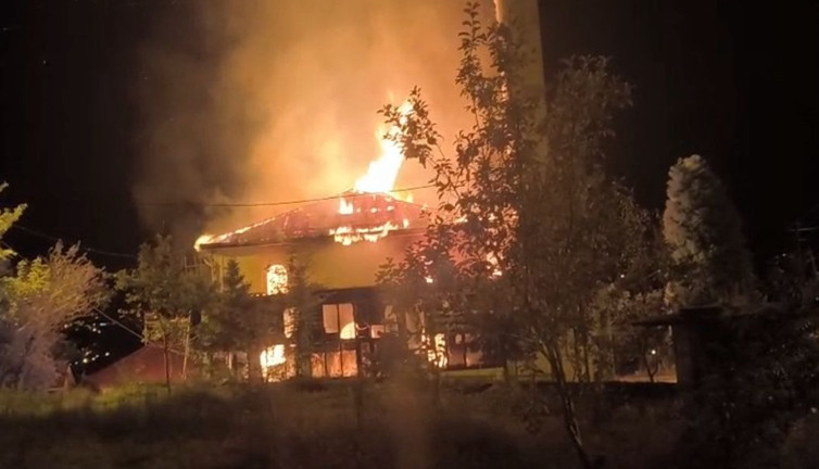 Tarihi cami alev topuna döndü