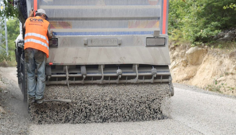 Canik’te 52 mahallede yol çalışması sürüyor