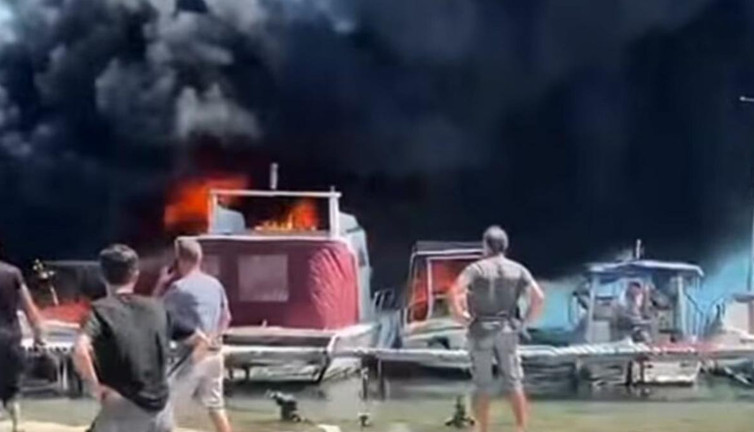 Urla Limanı alevlere teslim oldu! Siyah dumanlar gökyüzünü kapladı: Görüntüler endişe yarattı