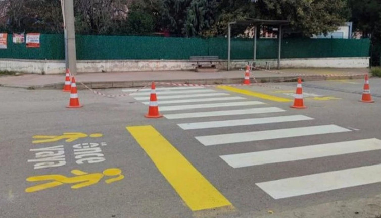 Okul önlerindeki çizgi ve yaya geçişleri yenilendi