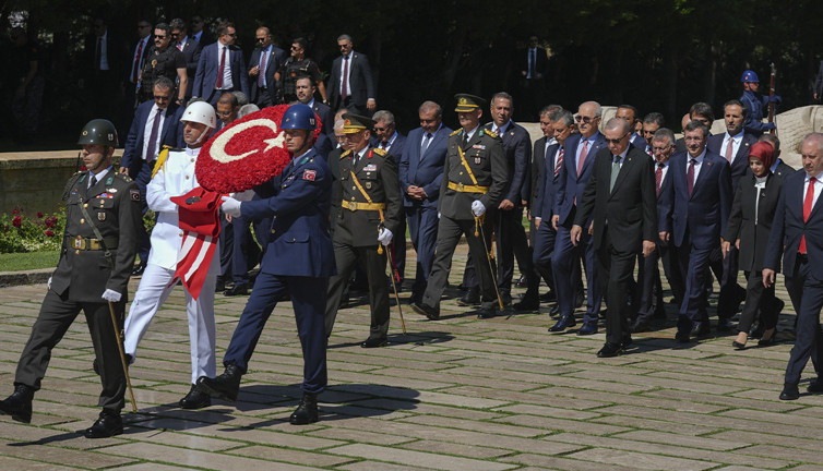 Anıtkabir’de büyük saygısızlık! Aynı görüntüler tekrarlandı...