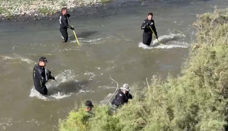 Otomobil nehre uçtu! Dalgıçlar kayıp yolcuyu arıyor