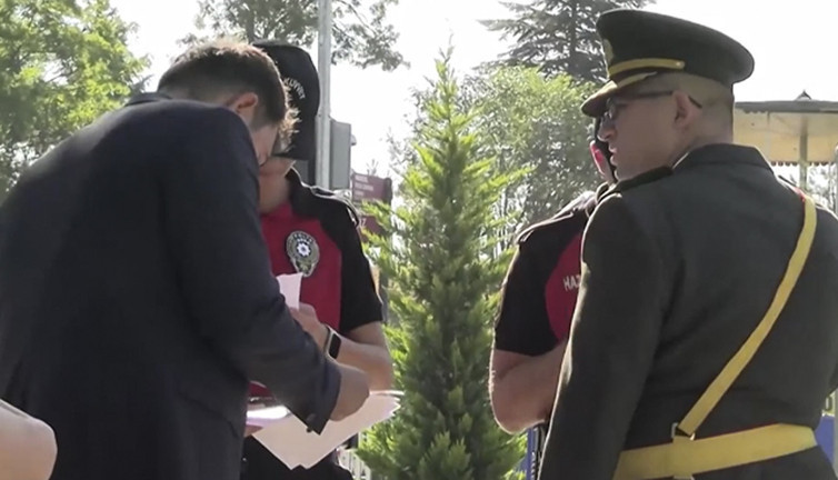 Anıtkabir törenine giden subaylara üst araması şoku! Uygulama şaşırttı…