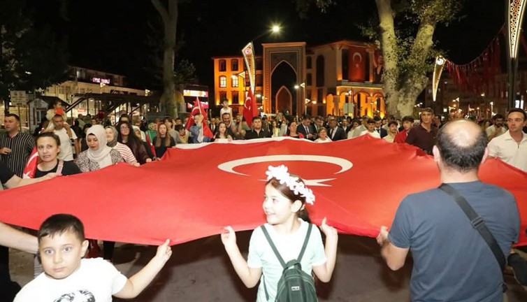 Büyük Zafer’in 103. yılı bayrak yürüyüşü ve fener alayı ile taçlandı