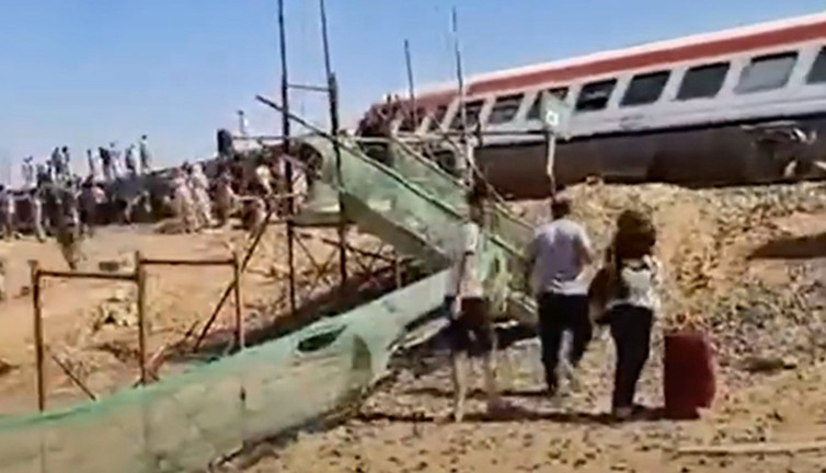 Mısır'da 7 vagonlu tren raydan çıktı! Çok sayıda ölü ve yaralılar var