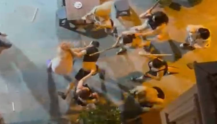 Taksim’de şok saldırı! 8 kişi birden sopalarla saldırdılar