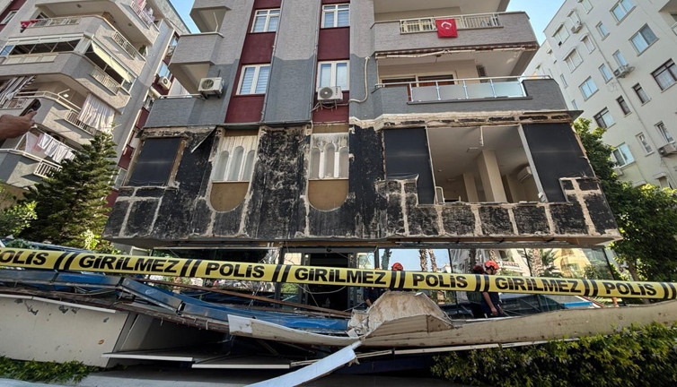 Antalya’da binanın dış cephesi büyük bir gürültü ile yıkıldı