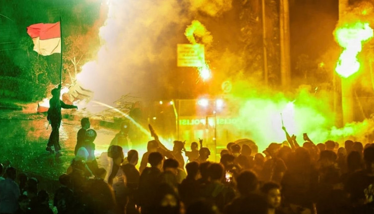 Endonezya’da öfke sokaklara taştı: Halk vekil maaş ve hakları için sokağa indi