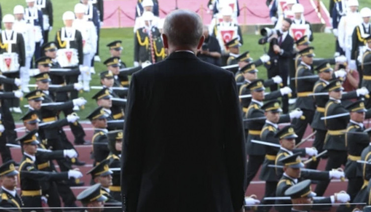 Mezuniyet töreninde skandal, ünlü dizinin müziği çalındı! Atatürkçü teğmenler ihraç edilmişti... Kılıç çatma töreni yapılmadı...