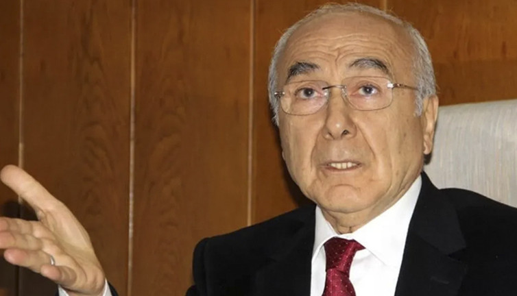 Efsane belediye başkanı uçakta kalp krizi geçirdi!