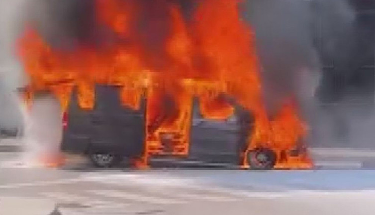 İstanbul D-100’de alev topu! Minibüs cayır cayır yandı