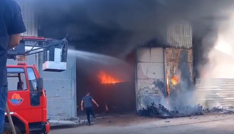 Antalya’da sanayide yangın! Alevler gökyüzünü kapladı