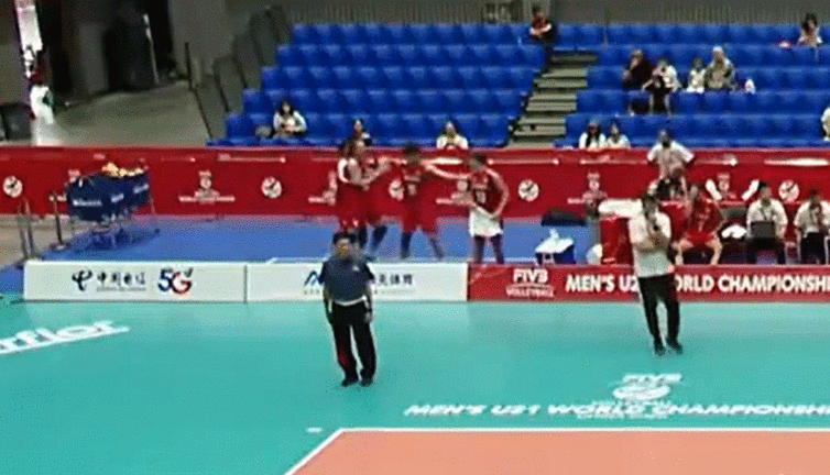 Milli rezalet! İki oyuncu maç sürerken birbirine girdi