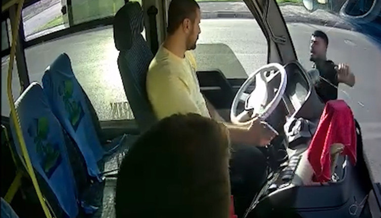 Halk otobüsü şoförüne bıçaklı saldırı! Yürekleri ağza getirdi: Kanlar içerisinde yere düşüp yığıldı