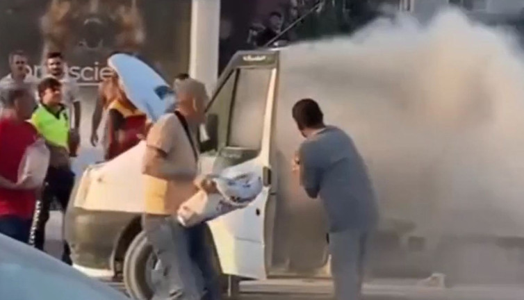 Kamyonet alevler içinde! Gazlı içecek ile müdahale etti: Ucuz kurtuldu
