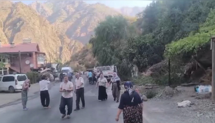 Hakkari’de minibüse taş ve sopalarla saldırı! Çocuklar içinde mahsur kaldı