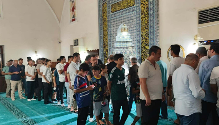 Hatice Hatun Camii’nde salavatlar yükseldi! Görmek ve dokunmak için sıraya girdiler