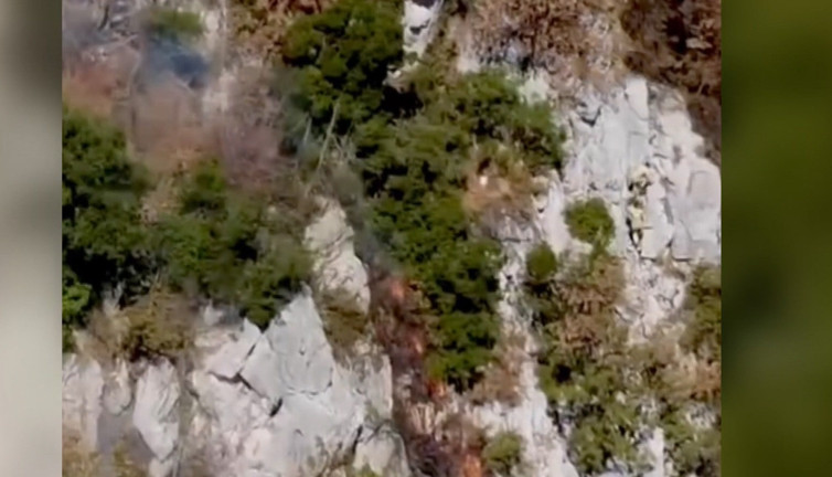 Bartın'da kayalıklarda can pazarı! Orman işçileri alevlerin arasında kaldı