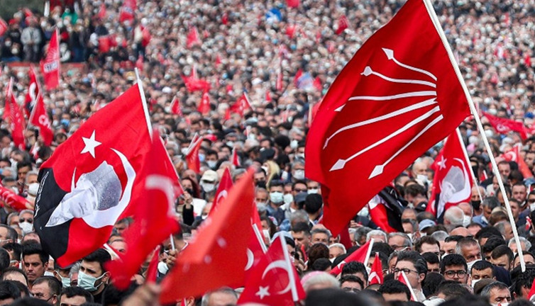 CHP’nin önemli ismi siyasete veda etti. Beklenmedik karar