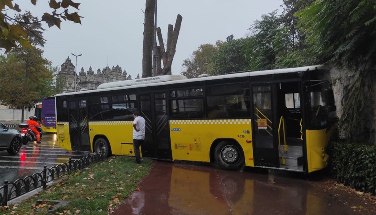 İETT otobüsü motosikleti biçti! Yürekleri ağza getirdi