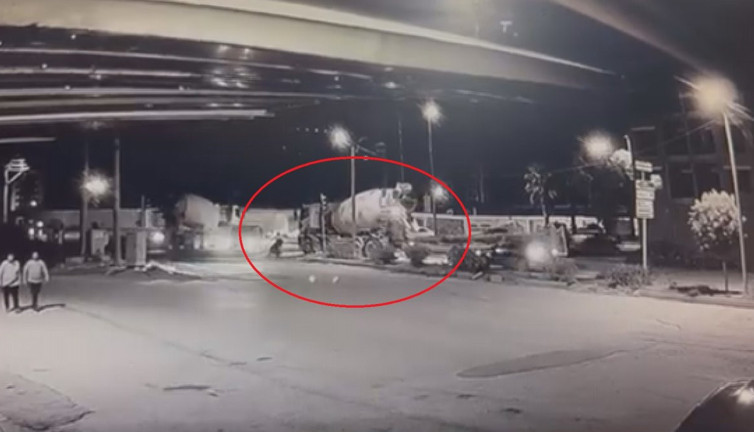 Beton mikseri silindir gibi ezdi