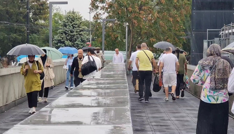 İstanbul’da beklenen yağmur yağdı! Vatandaşlar hazırlıksız yakalandı