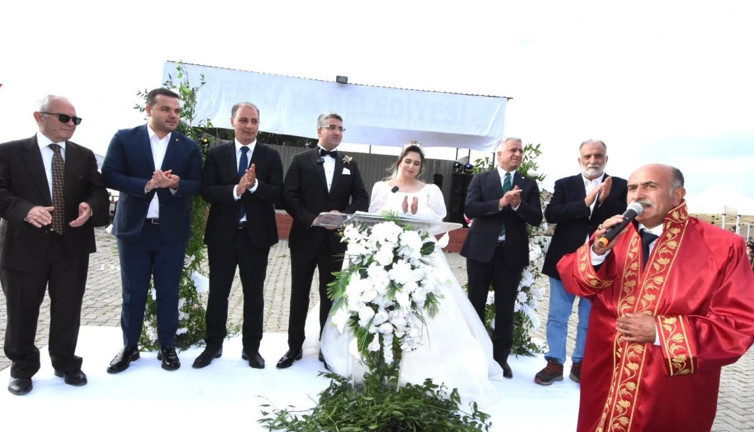 Şenkaya’da duygu dolu düğün: Başkanın kızı evlendi!
