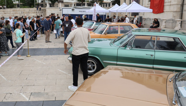 Yıllara meydan okuyan klasik otomobiller görücüye çıktı!