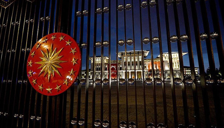 Saray'daki o ismi hedef aldı!