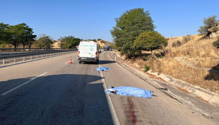 Kula'da korkunç kaza: Lastik değişim sırasında aileye çarptı! Anne babaları gözleri önünde öldü